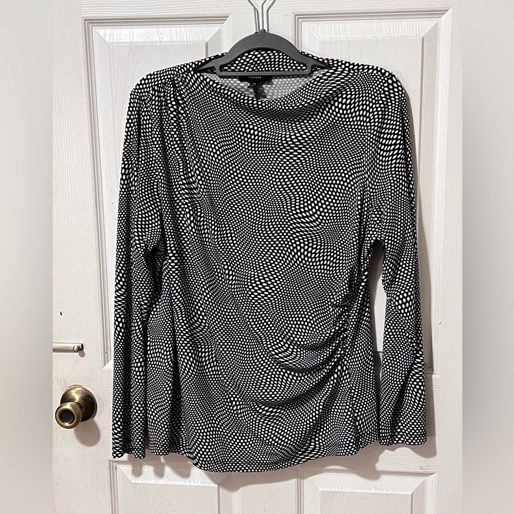 Alfani women’s 1X top in black and white pattern. Shirred waist.